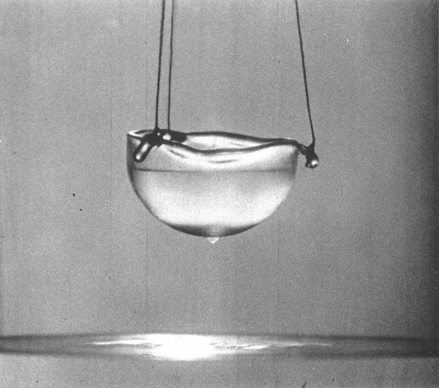 superfluid_liquid_helium_rollin_film_g.jpg
